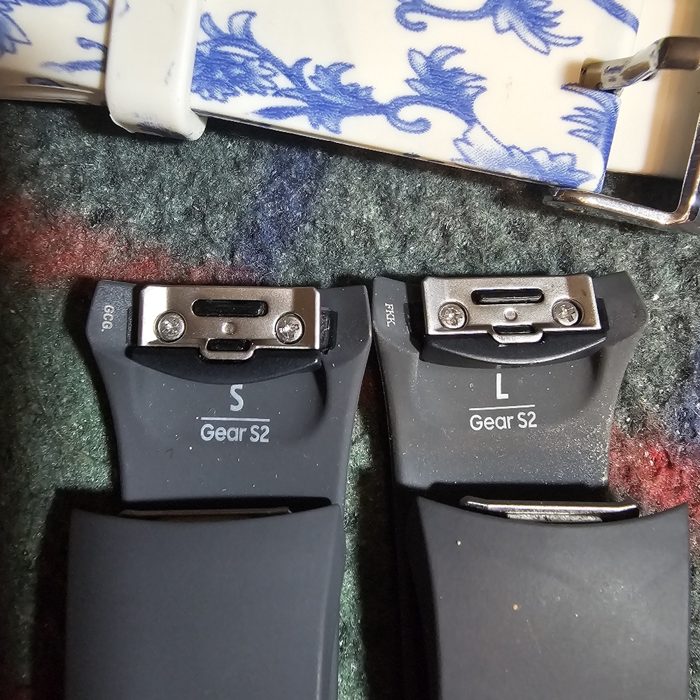 Samsung watch 2 bands. - Picture 2 of 3
